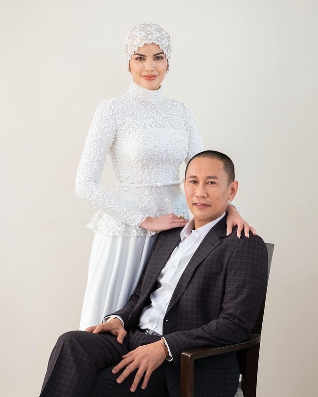 Sharifa Akeel yang selama ini tidak diketahui punya kekasih mengagetkan netizen ketika mengunggah foto-foto pernikahannya bersama seorang politisi. Padahal setahun lalu ia pernah membantah punya hubungan dengan pria yang sudah beristri itu. Foto: Instagram @sharifaakeel