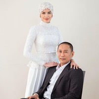 Sharifa Akeel yang selama ini tidak diketahui punya kekasih mengagetkan netizen ketika mengunggah foto-foto pernikahannya bersama seorang politisi. Padahal setahun lalu ia pernah membantah punya hubungan dengan pria yang sudah beristri itu. Foto: Instagram @sharifaakeel