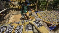 Pekerja menyelesaikan sablon sajadah di Kawasan Kebon Melati, Tanah Abang, Jakarta, (26/8/2021).   