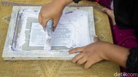 Usaha Amang Sablon ini turut meningkatkan perekonomian warga sekitar sebab para tetangga juga ikut membantu produksi.  