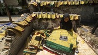 Musim panas cukup membantu produksi sebab usai melakukan penyablonan sajadah dijemur di bawah terik matahari.  