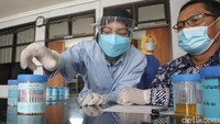 Petugas memeriksa toples berisi urin, saat sidak BNNP DIY di Lapas kelas II A Wirogunan Yogyakarta.  