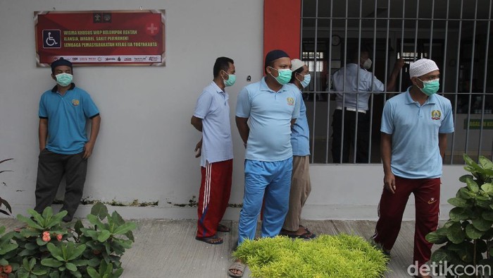 Sidak BNNP DIY di Lapas Wirogunan Yogyakarta Warga Binaan Pemasyarakatan (WBP) mengantri menjalani tes urin di Lembaga Pemasyarakatan (Lapas) kelas II A Wirogunan, Kota Yogyakarta, Kamis (26/8/2021).