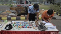 Hasilnya, puluhan barang yang tidak sepatutnya berada di dalam kamar para WBP itu diamankan oleh petugas lapas.  
