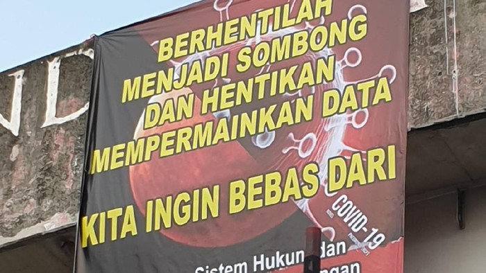 Spanduk yang dipasang mahasiswa di flyover Ciputat, Tangsel langsung dicopot (dok.istimewa)