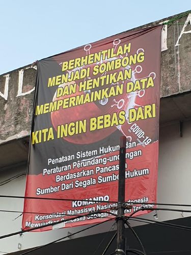 Spanduk yang dipasang mahasiswa di flyover Ciputat, Tangsel langsung dicopot (dok.istimewa)