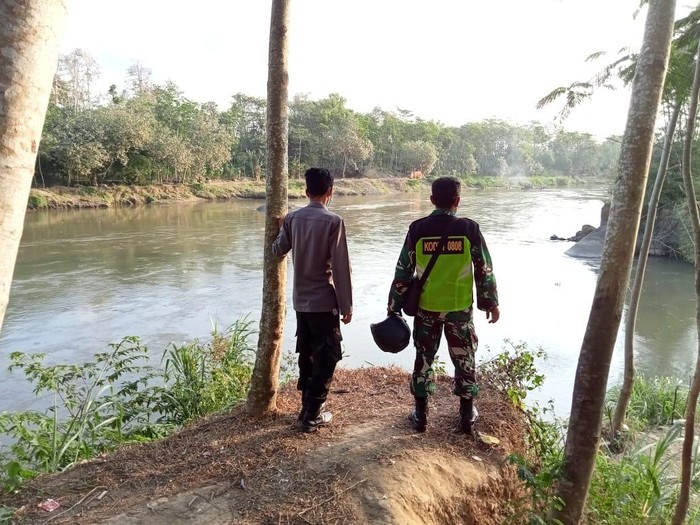 Dua bocah yang sedang bermain dilaporkan hanyut di Sungai Brantas, Desa Karanggayam, Kecamatan Srengat. Satu sudah diselamatkan dan yang satu lagi masih dinyatakan hilang.