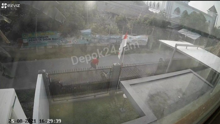 Tangkapan layar video viral emak-emak kejar jambret di Depok (dok.istimewa/Instagram @depok24jam)