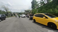 Tercatat 300 motor dan 150 mobil diputar balik oleh petugas. Penyekatan ini sendiri akan dilakukan hingga pukul 15.00 WIB setiap hari. (Andika Tarmy/detikTravel)