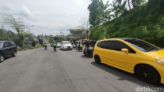 Ratusan kendaraan wisatawan diputar balik di Tawangmangu