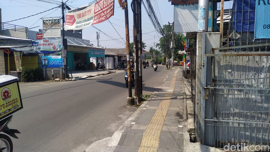 Tiang-tiang makan badan jalan di Jl WR Supratman, Ciputat Timur, Tangsel, 26 Agustus 2021. (Athika Rahma/detikcom)
