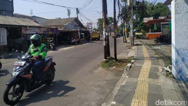 Tiang-tiang makan badan jalan di Jl WR Supratman, Ciputat Timur, Tangsel, 26 Agustus 2021. (Athika Rahma/detikcom)
