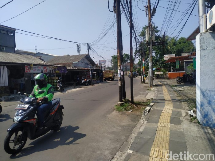 Tiang-tiang makan badan jalan di Jl WR Supratman, Ciputat Timur, Tangsel, 26 Agustus 2021. (Athika Rahma/detikcom)