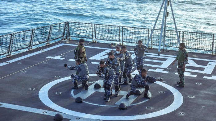 TIM VBSS KRI RE MARTADINATA MENGASAH KEMAMPUAN Sejumlah anggota Tim VBSS berlatih infiltrasi di atas KRI RE Martadinata.