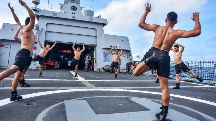 TIM VBSS KRI RE MARTADINATA MENGASAH KEMAMPUAN Sejumlah anggota Tim VBSS berlatih infiltrasi di atas KRI RE Martadinata.