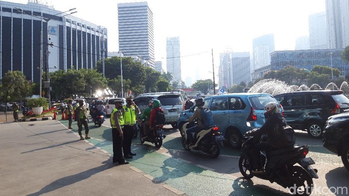 Titik pemeriksaan ganjil genap Jalan Sudirman, terjadi antrean kendaraan menjelang lokasi
