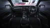 Beralih ke interior, Toyota Fortuner GR Sport disuguhi interior yang didominasi warna hitam dengan trim kontras warna merah. Setir multifungsi dibalut lapisan kulit dengan logo GR di bagian bawahnya. Foto: Istimewa