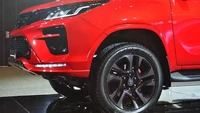Di Thailand, Toyota Fortuner GR Sport hadir dengan penggerak 4WD. SUV ladder frame yang terlihat sporty ini dibekali velg alloy berwarna dark gunmetal ukuran 20 inchi yang dibalut dengan ban 265/50. Di dalamnya ada kaliper rem berkelir merah di depan dan belakang yang menambah kesan sporty. Foto: Istimewa