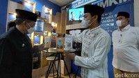 Dalam kunjungannya, Kamis (26/8/2021), Wali Kota Bandung Oded M Danial (pakaian pangsi berwarna hitam) mengapresiasi keberadaan Pojok UMKM itu yang dapat membantu perekonomian pelaku UMKM di Kota Bandung.