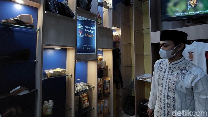 Untuk membantu perekonomian para pelaku UMKM yang berada di Kota Bandung, Bank BJB membuat Pojok UMKM.