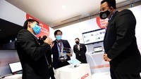 Business Development Manager Connected Solutions, Bosch di Indonesia, Dhuha Abdul (kedua dari kiri) dan Chief Business Officer Indosat Ooredoo, Bayu Hanantasena (kiri), tengah menjelaskan cara kerja Phantom kepada Gubernur DKI Jakarta, Anies Baswedan, pada peluncuran Indosat 5G di Jakarta (26/8).