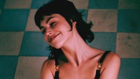 Ursula Corbero merupakan artis asli Spanyol berusia 32 tahun. Ia terjun di dunia hiburan sebagai komedian. Foto: dok instagram Ursula Corbero