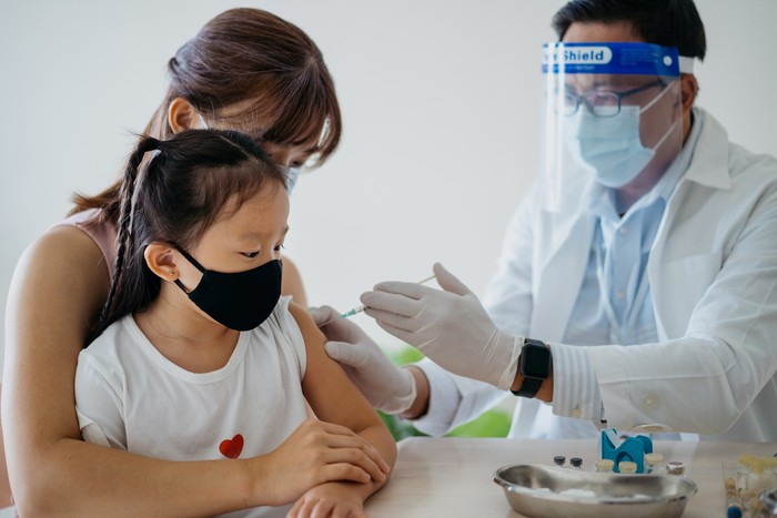 vaksin anak Anak sedang divaksin