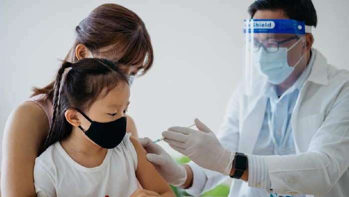 vaksin anak Anak sedang divaksin