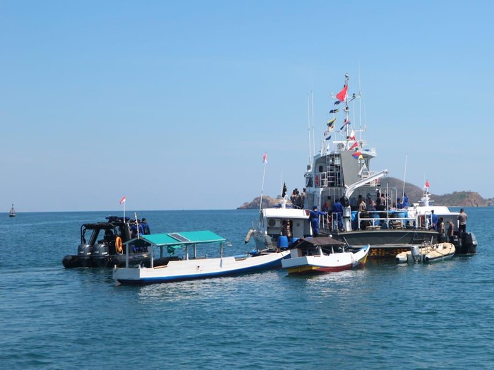 Vaksinasi terapung dilakukan Polda NTT untuk menjangkau warga pulau terpencil