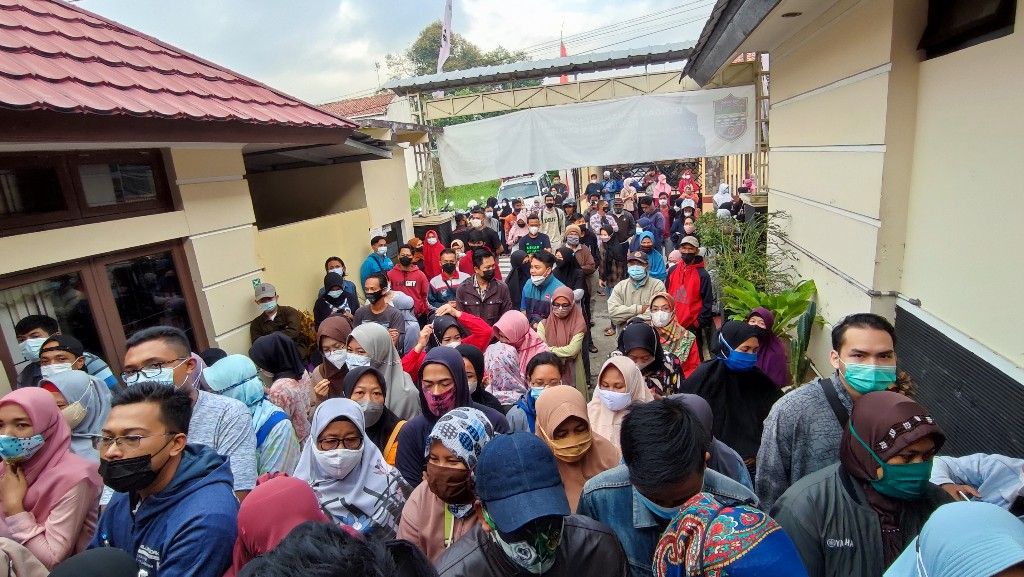 Warga Ciamis antre vaksinasi sejak subuh