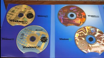 Dalam paketan ini diberikan CD berbagai macam versi Windows. Foto: dok Michael MJD/YouTube