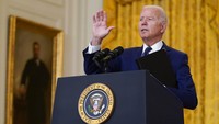 Joe Biden juga berjanji pihaknya akan mengevakuasi warga sipil dari Afghanistan. Terkait dengan serangan bom bunuh diri di Bandara Kabul, Biden menambahkan ia tak melihat adanya bukti kerja sama antara Taliban dengan militan ISIS terkait serangan mematikan itu.