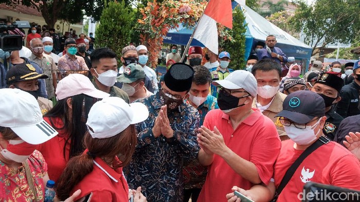 Anies Berdialog-Selfie dengan Warga yang Kontra Soal Masjid At Tabayyun Pembangunan Masjid At-Tabayyun menuai pro dan kontra. Gubernur DKI Jakarta Anies Baswedan pun sempat berdialog dengan warga yang kontra pembangunan masjid itu.