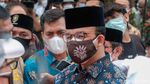 Potret Anies Dialog-Selfie dengan Warga yang Kontra Soal Masjid At-Tabayyun