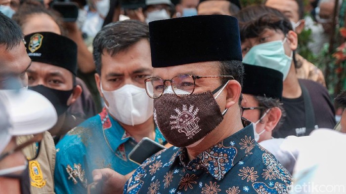 Pembangunan Masjid At-Tabayyun menuai pro dan kontra. Gubernur DKI Jakarta Anies Baswedan pun sempat berdialog dengan warga yang kontra pembangunan masjid itu.