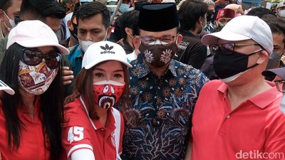 Potret Anies Dialog-Selfie dengan Warga yang Kontra Soal Masjid At-Tabayyun
