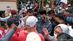Potret Anies Dialog-Selfie dengan Warga yang Kontra Soal Masjid At-Tabayyun