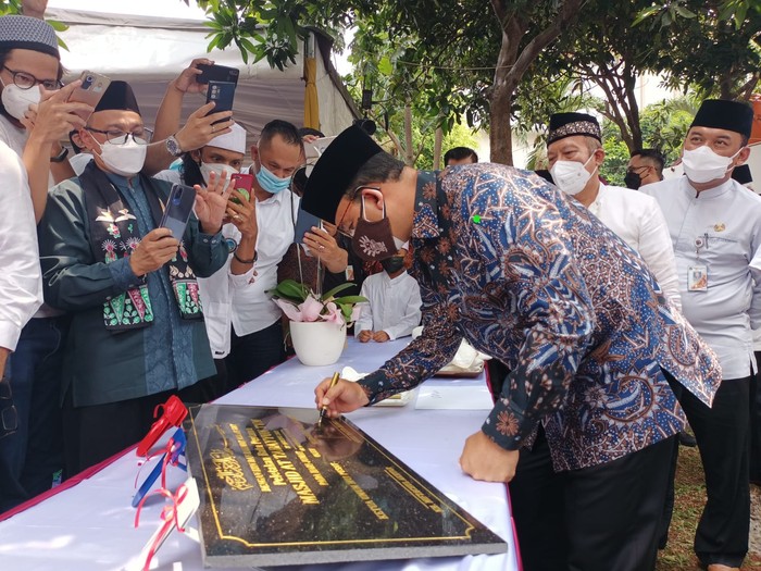 Anies Letakkan Batu Pertama Pembangunan Masjid At Tabayun Jakbar (Karin/detikcom)