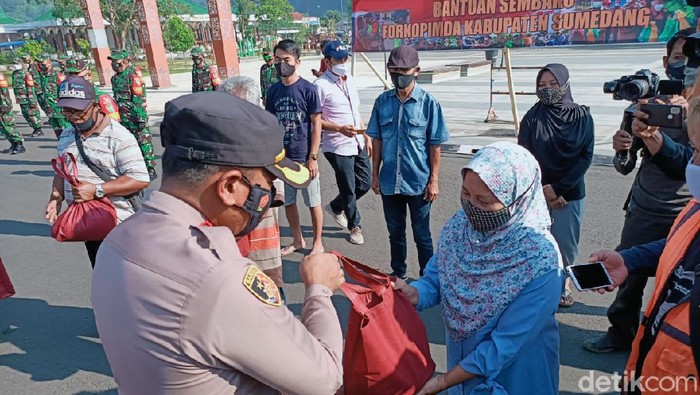 Bantuan paket beras dari Setpres mulai disalurkan di Sumedang