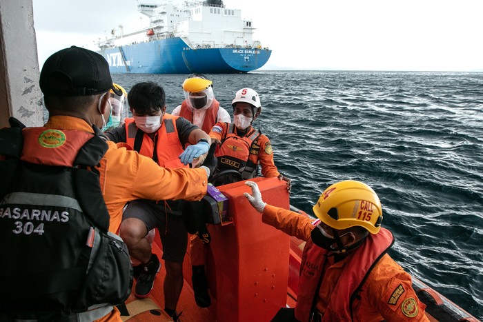 Personel Basarnas Kendari mengevakuasi warga negara Filipina Maluyo Delmar Ford dari Kapal Grace Barleria saat mengalami kecelakaan kerja di perairan Pulau Saponda Laut, Konawe, Sulawesi Tenggara, Jumat (27/8/2021). WNA tersebut mengalami kecelakaan kerja di Kapal Grace Barleria yang memuat Liquified Natural Gas saat perjalanan dari Australia menuju China dan mengakibatkan dua jarinya putus. ANTARA FOTO/Jojon/rwa.