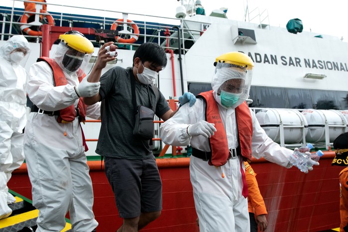 BASARNAS EVAKUASI WARGA FILIPINA Personel Basarnas Kendari mengevakuasi warga negara Filipina Maluyo Delmar Ford dari Kapal Grace Barleria saat mengalami kecelakaan kerja di perairan Pulau Saponda Laut, Konawe, Sulawesi Tenggara, Jumat (27/8/2021). WNA tersebut mengalami kecelakaan kerja di Kapal Grace Barleria yang memuat Liquified Natural Gas saat perjalanan dari Australia menuju China dan mengakibatkan dua jarinya putus. ANTARA FOTO/Jojon/rwa.