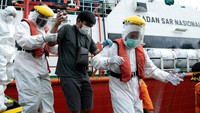 Personel Basarnas Kendari mengevakuasi warga negara Filipina Maluyo Delmar Ford dari Kapal Grace Barleria saat mengalami kecelakaan kerja di perairan Pulau Saponda Laut, Konawe, Sulawesi Tenggara, Jumat (27/8/2021).
