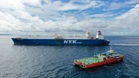 Foto udara saat KN Pacitan berlabuh untuk mengevakuasi warga negara Filipina Maluyo Delmar Ford dari atas kapal Grace Barleria di perairan Pulau Saponda Laut, Konawe, Sulawesi Tenggara, Jumat (27/8/2021).