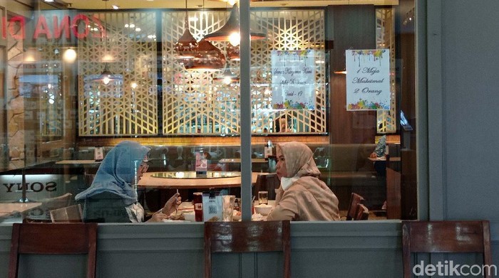 Pemerintah telah menurunkan level PPKM untuk wilayah Jabodetabek menjadi level 3. Kini restoran telah melayani dine-in alias makan di tempat.
