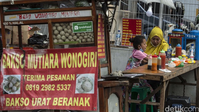 Pandemi membuat siswa harus belajar secara online. Mutiara (8) pun harus rela belajar di lapak bakso orangtuanya di Petojo, Jakarta.