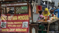 Sejak pandemi menyerang Mutiara harus belajar jarak jauh di lapak bakso milik orang tuanya.