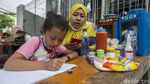 Mutiara, Siswa SD yang Tetap Semangat Belajar Online di Samping Gerobak Bakso