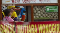Sekolah yang dimulai sejak pagi ini biasanya selesai pada siang hari, namun Endang telah meminta dispensasi kepada sekolah untuk memaklumi kesibukannya. Ditengah kesibukan berdagang pun orang tua Mutiara tetap mendidik anaknya, Endang juga mengaku ikut belajar kembali terutama internet.