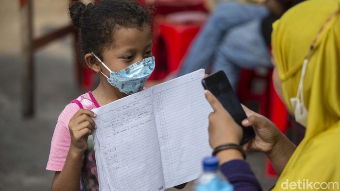 Pandemi membuat siswa harus belajar secara online. Mutiara (8) pun harus rela belajar di lapak bakso orangtuanya di Petojo, Jakarta.