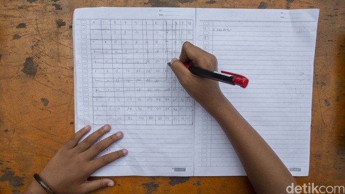 Pandemi membuat siswa harus belajar secara online. Mutiara (8) pun harus rela belajar di lapak bakso orangtuanya di Petojo, Jakarta.